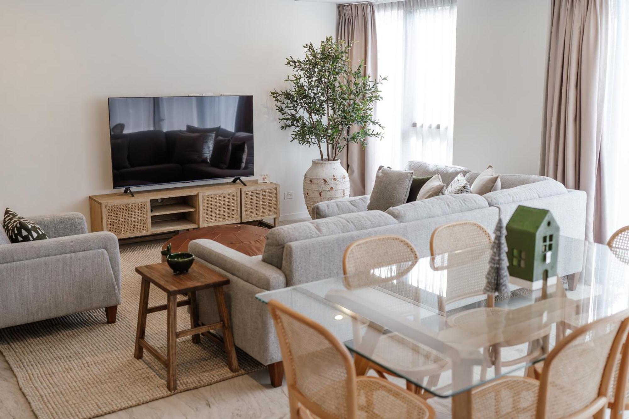 ブリーズ ムールーラバ アセンド ホテル コレクション エクステリア 写真 A living room with a television